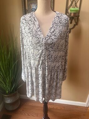 Roz & Ali Black and White Floral V-Neck Button Front Tunic